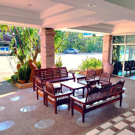 Thong Paeka Hotel Prasat Extérieur photo