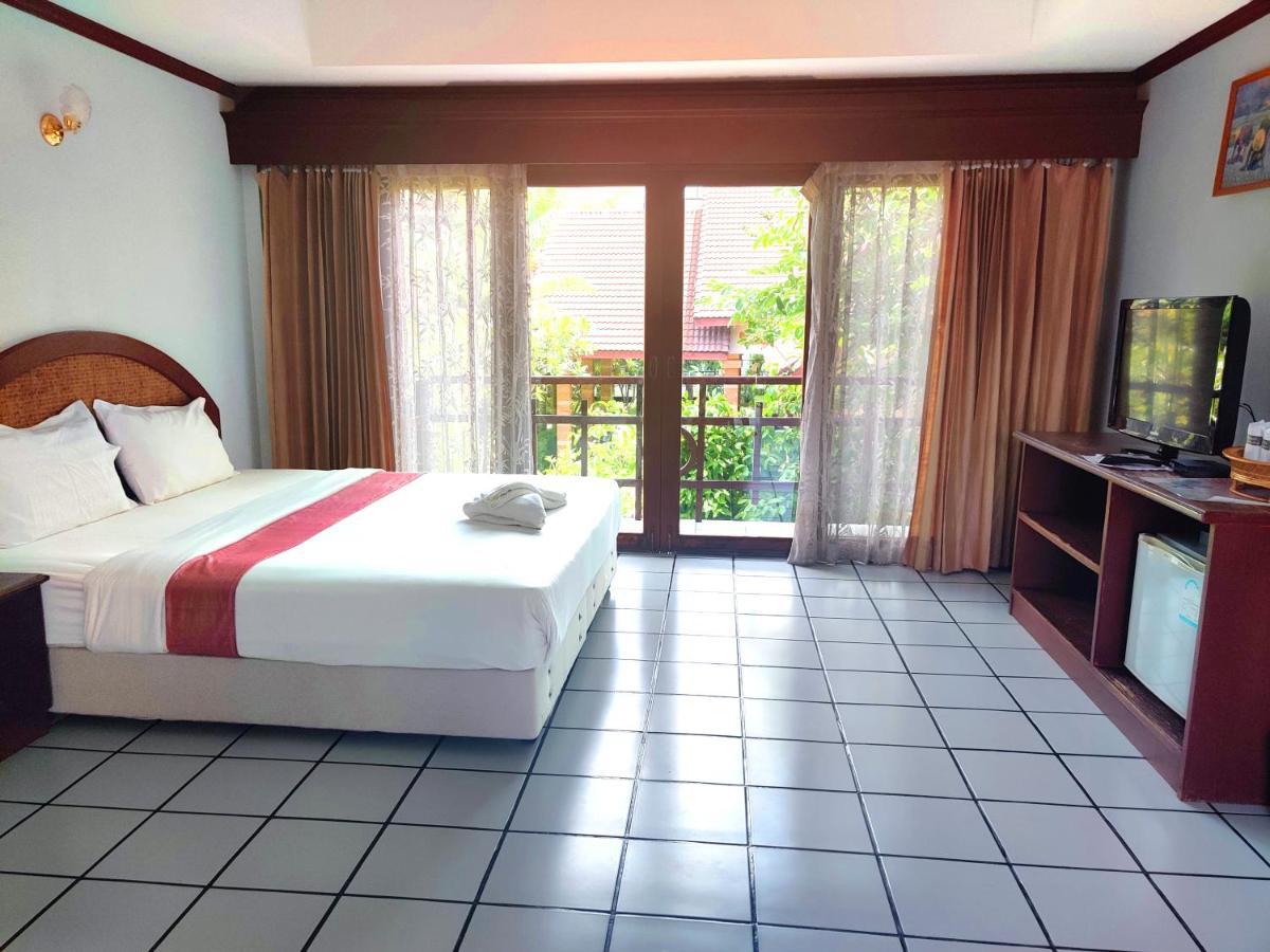 Thong Paeka Hotel Prasat Extérieur photo