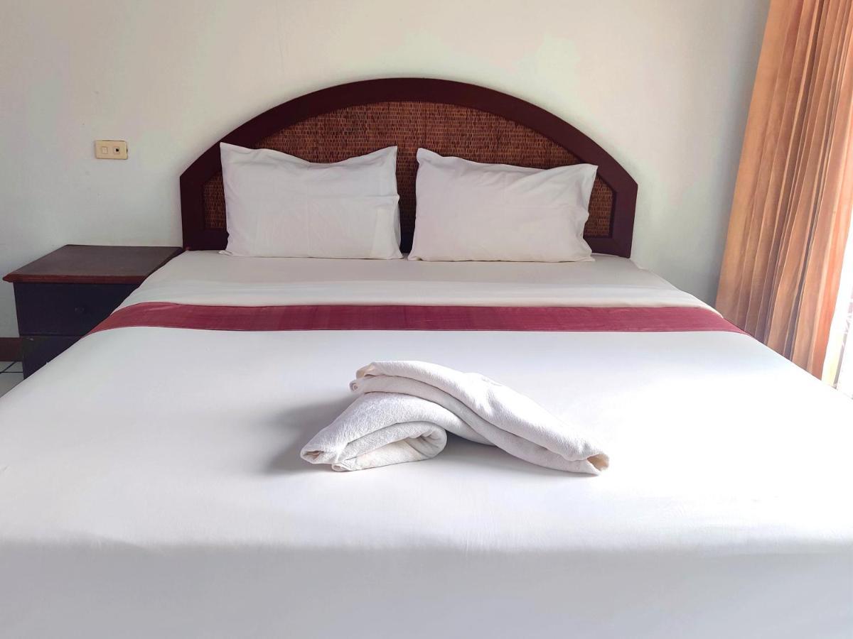 Thong Paeka Hotel Prasat Extérieur photo