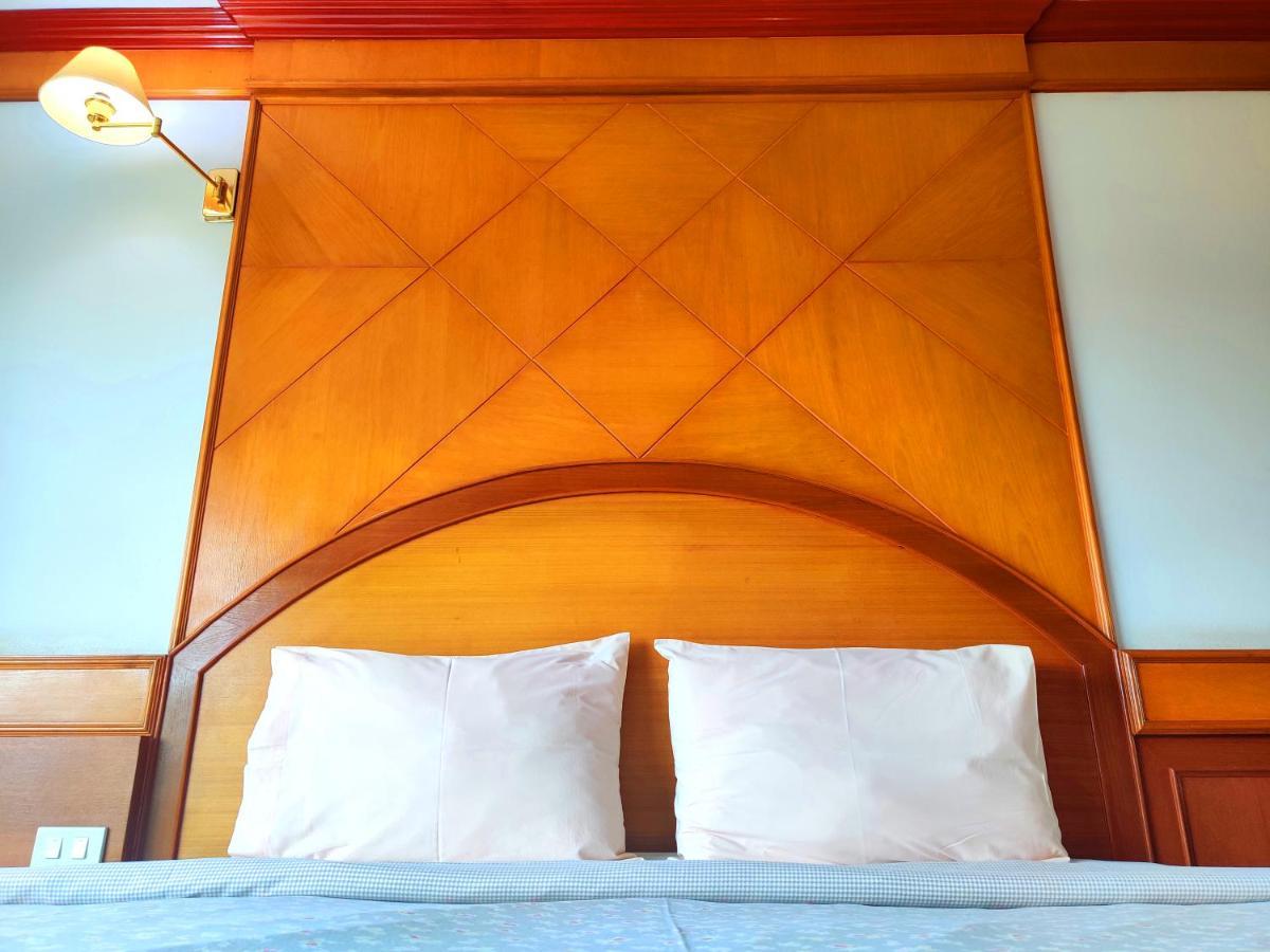 Thong Paeka Hotel Prasat Extérieur photo