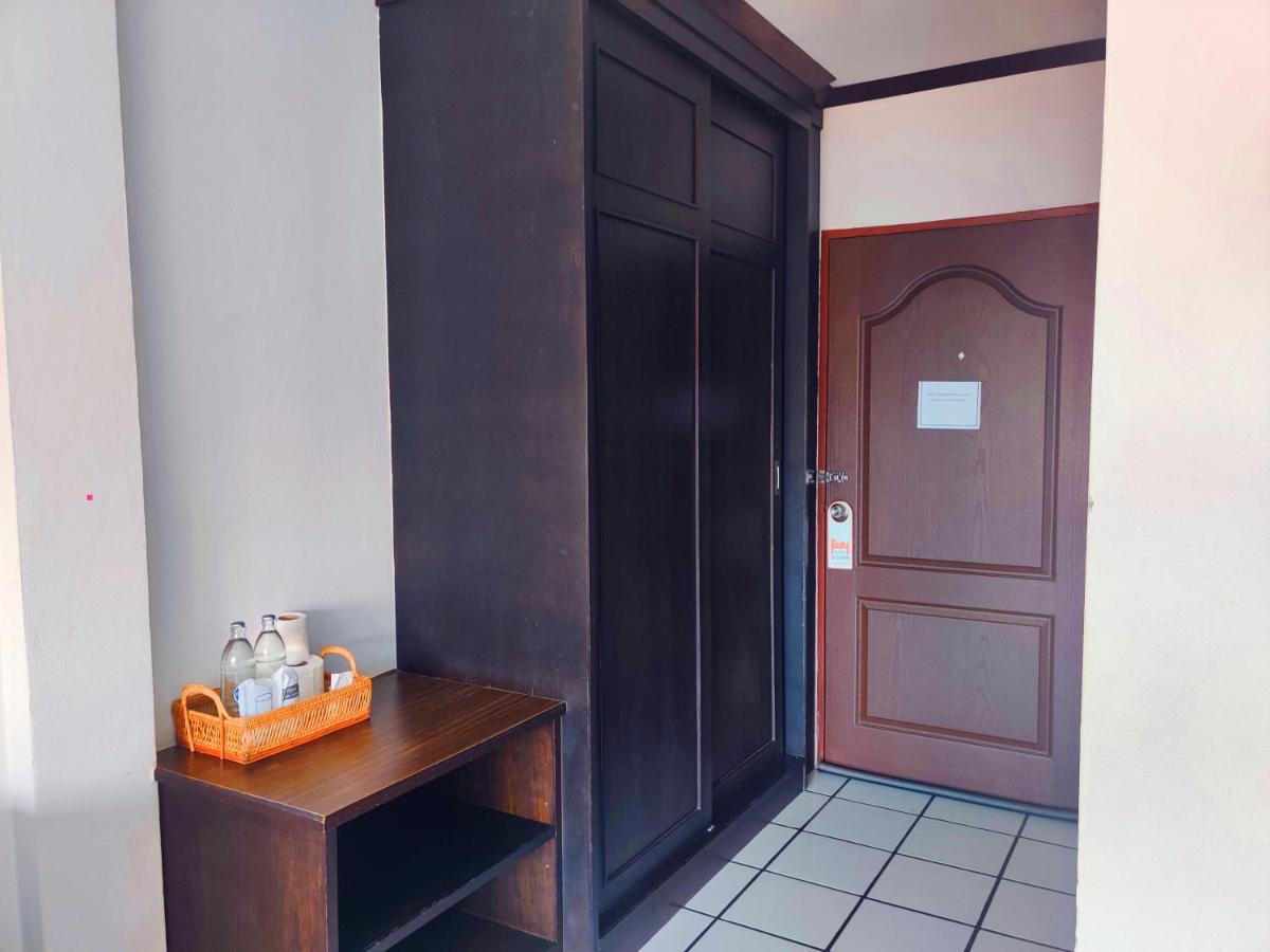 Thong Paeka Hotel Prasat Extérieur photo