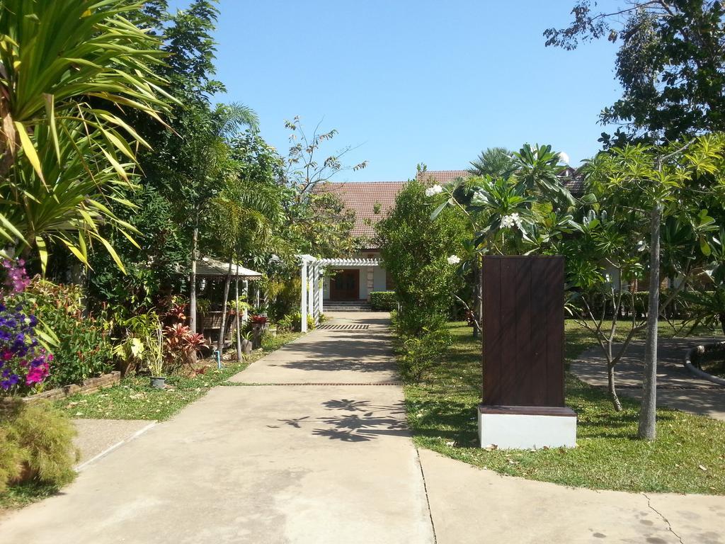 Thong Paeka Hotel Prasat Extérieur photo