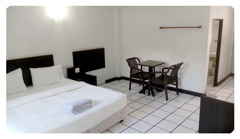Thong Paeka Hotel Prasat Chambre photo