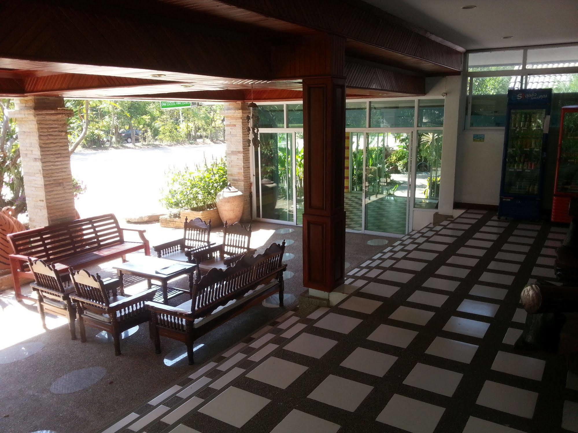 Thong Paeka Hotel Prasat Extérieur photo
