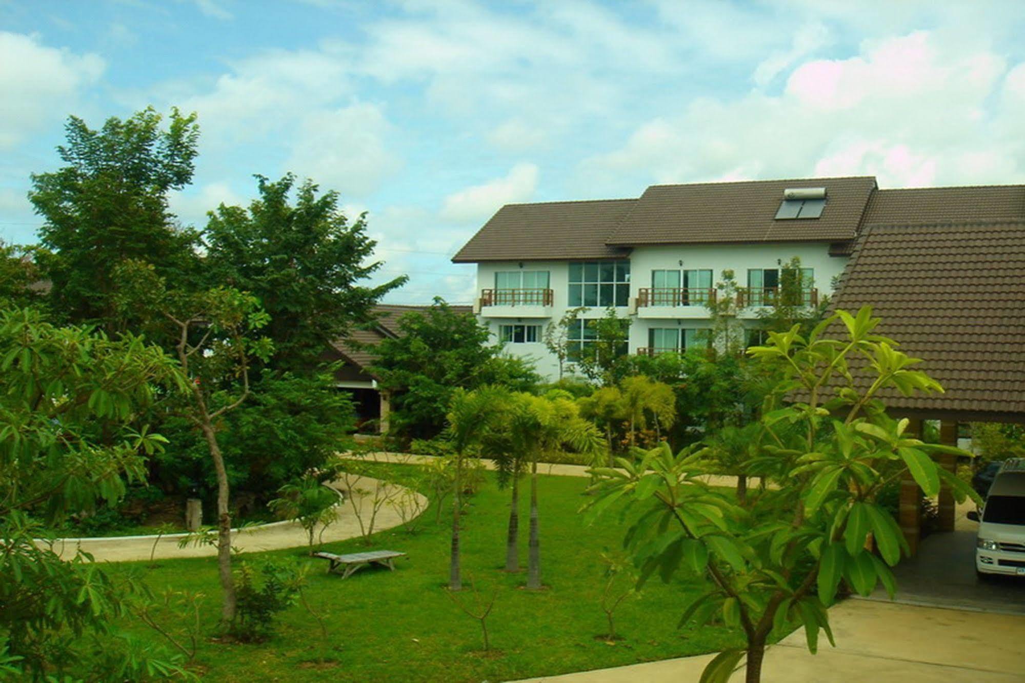 Thong Paeka Hotel Prasat Extérieur photo